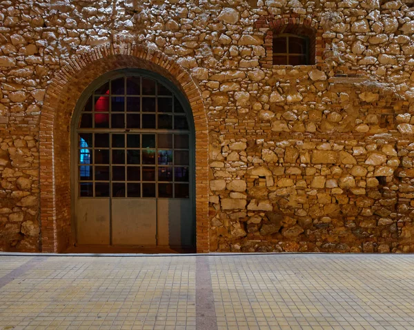 Porta Arqueada Vintage Iluminado Parede Pedra Vista Noturna — Fotografia de Stock