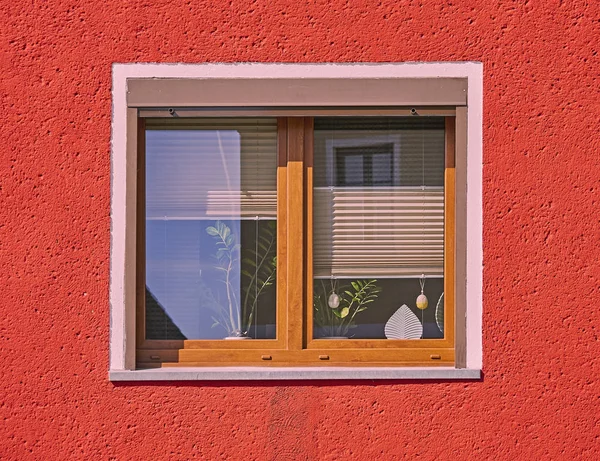 Деревянное Окно Красной Стене Дома — стоковое фото