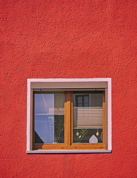 Деревянное Окно Рамы Яркой Красной Стене — стоковое фото