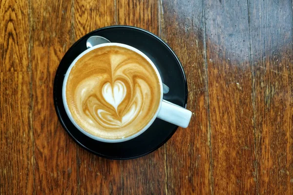 Copo Cappuccino Com Forma Coração Arte Mesa Madeira Vista Superior — Fotografia de Stock
