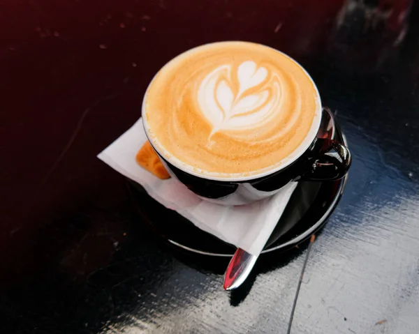 Arte Café Capuchino Con Árbol Forma Corazón Taza Negra Sobre — Foto de Stock