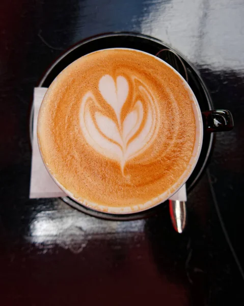 Konst Cappuccino Kaffe Med Hjärtformade Träd Svart Kopp Ovanifrån — Stockfoto