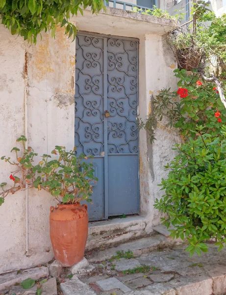 Dům Vchod Kovové Dveře Květiny Atény Řecko Anafiotika Okolí — Stock fotografie