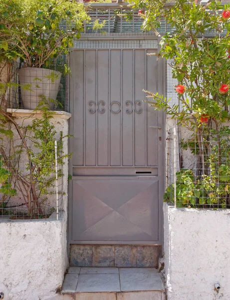 Металлическая Серая Дверь Цветы Афины Греция Район Анафиотика — стоковое фото