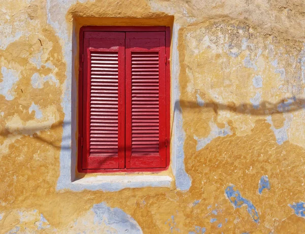 Diep Rood Venster Luiken Verweerde Kleurrijke Muur Athene Griekenland Anafiotika — Stockfoto