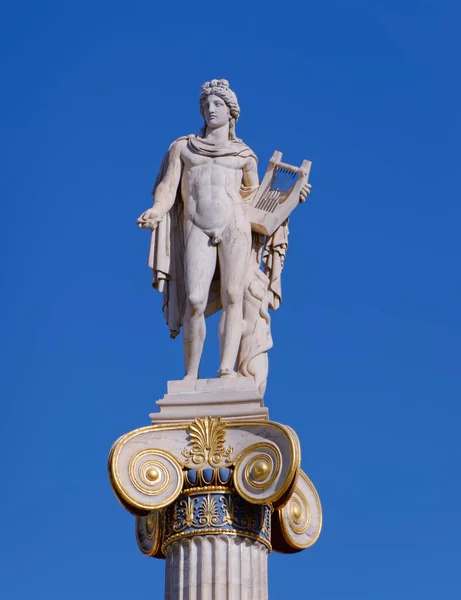 Статуя Аполлона Древнегреческий Бог Музыки Поэзии Кристально Чистом Голубом Фоне — стоковое фото