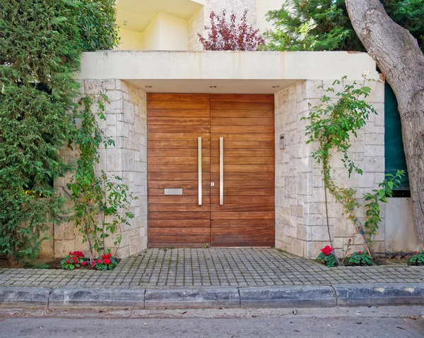 Κομψή Σύγχρονη Είσοδος Σπιτιού Ξύλινη Πόρτα Και Κόκκινα Λουλούδια Αθήνα — Φωτογραφία Αρχείου