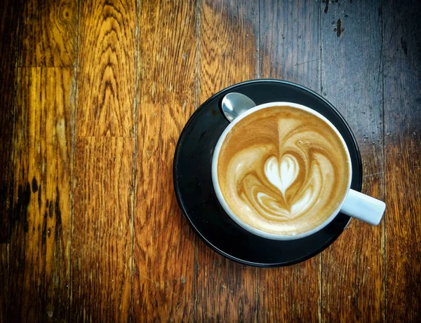 Cappuccino Jantung Kopi Seni Pada Latar Belakang Kayu Gelap Gambar — Stok Foto