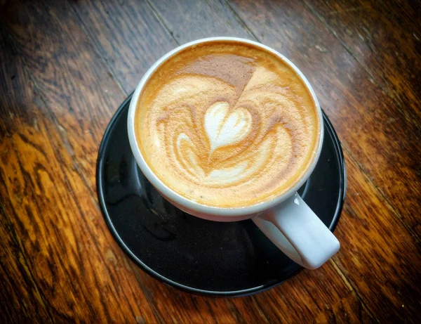 Capuchino Corazón Café Arte Sobre Fondo Madera Oscura Imagen Filtrada — Foto de Stock