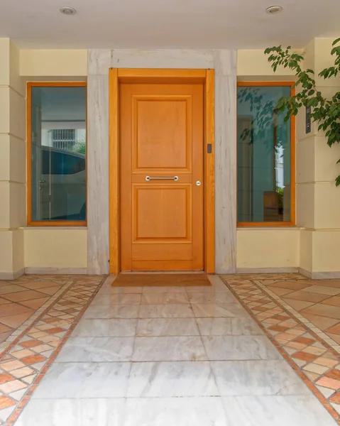現代的なエレガントな家の入り口木製のドア アテネギリシャ — ストック写真