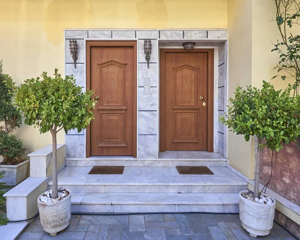 Entrada Elegante Contemporánea Casa Puertas Dobles Madera Con Macetas Atenas — Foto de Stock