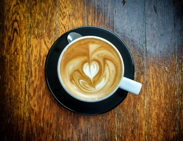 Cappuccino Jantung Kopi Seni Pada Latar Belakang Kayu Gelap Gambar — Stok Foto