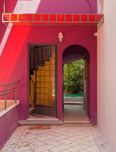 Entrada Violeta Colorida Casa Com Jardim Secreto Atenas Grécia — Fotografia de Stock