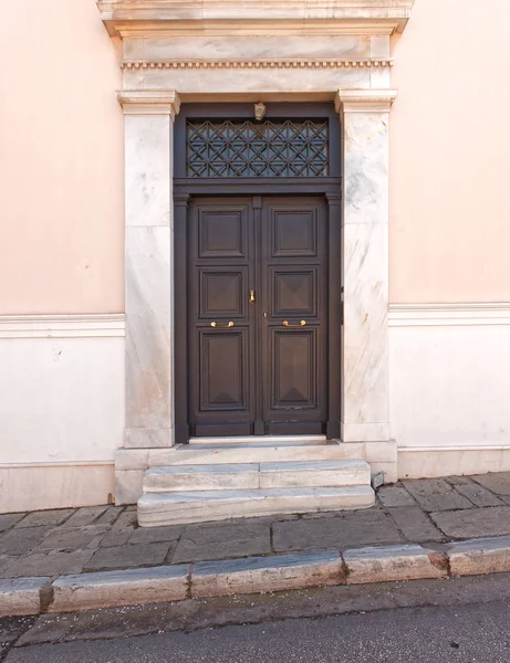 Entrada Casa Clásica Puerta Madera Marrón Atenas Centro Grecia —  Fotos de Stock