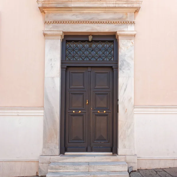 Ingresso Casa Classica Porta Legno Marrone Atene Centro Grecia — Foto Stock