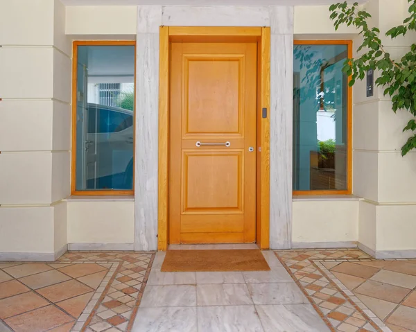 Apartamento Contemporáneo Edificio Entrada Puerta Madera Atenas Grecia — Foto de Stock