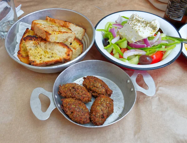 Ziyafetimize Hoş Geldiniz Yunan Salatası Balkabağı Topları Fava Fasülye Püresi — Stok fotoğraf