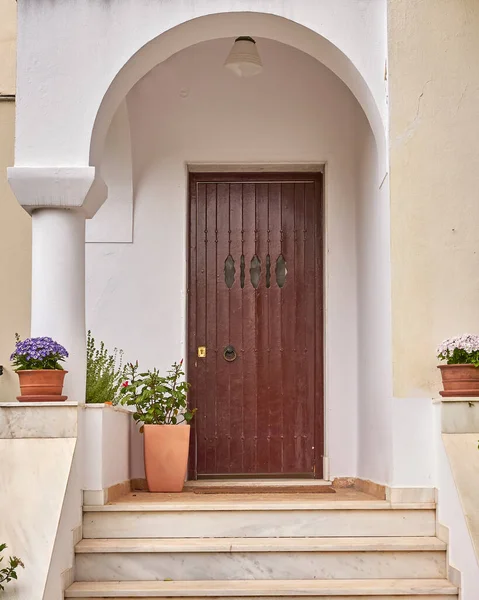 Moderní Dům Klenutý Vchod Hnědé Dřevěné Dveře Atény Řecko — Stock fotografie
