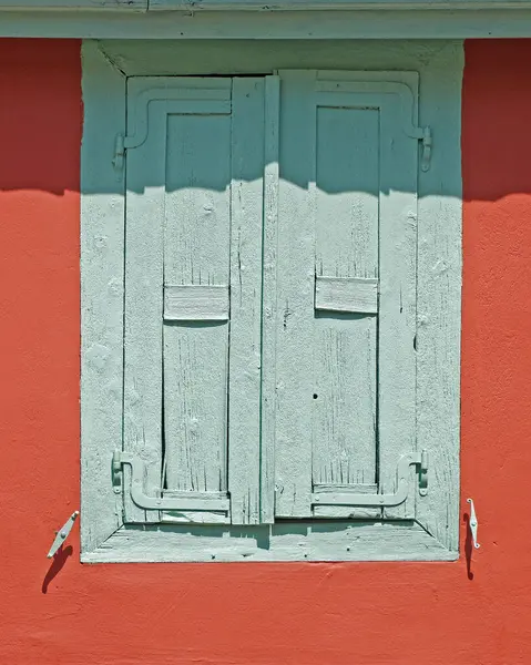 Светло Зеленые Ставни Окна Красочные Оранжевые Стены Окрашены — стоковое фото