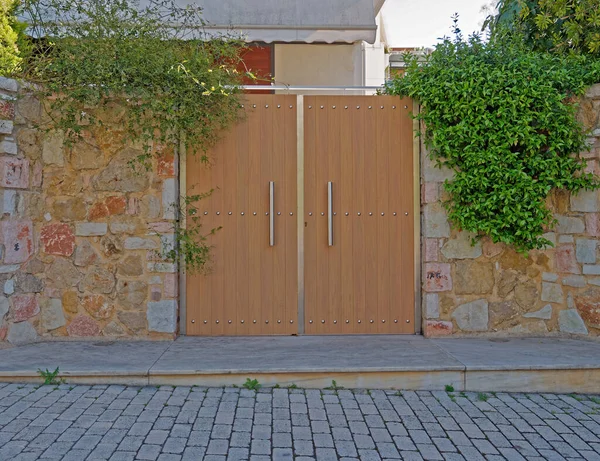 現代的なデザインの家の入り口の木と金属のドア アテネギリシャ — ストック写真