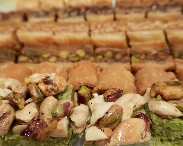 面包片和其他美味的中东甜食都在附近 浓烈的波克味 — 图库照片