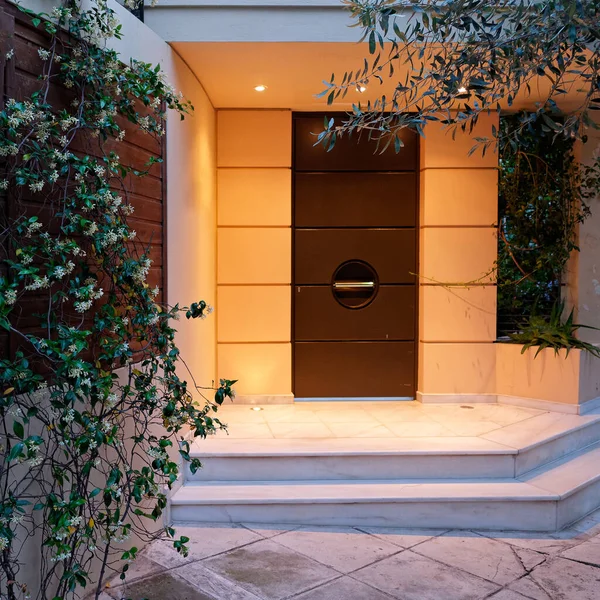 Contemporary Design House Entrance Dark Brown Door Illuminated — Stock Photo, Image