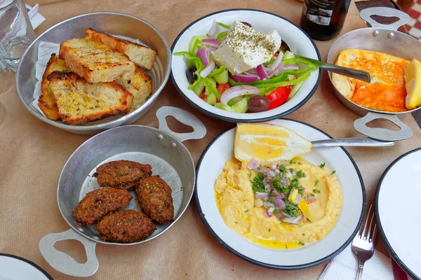 Ziyafetimize Hoş Geldiniz Yunan Salatası Balkabağı Topları Fava Fasülye Püresi — Stok fotoğraf