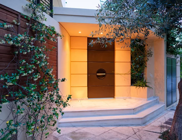 Zeitgenössisches Design Hauseingang Dunkelbraune Tür Beleuchtet — Stockfoto