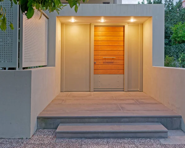 Nowoczesny Design Apartamentowiec Drzwi Wejściowe Oświetlone — Zdjęcie stockowe