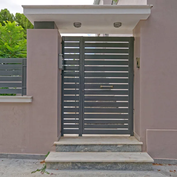 Contemporary House Entrance Metalic Graey Door — Stock Photo, Image
