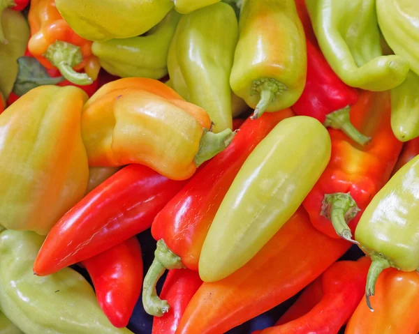 Green Reddish Horn Peppers Close Top View Colorful Vegetarian Background — Stock Photo, Image