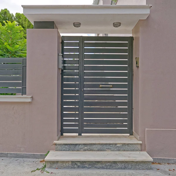 Contemporary House Entrance Metalic Graey Door — Stock Photo, Image