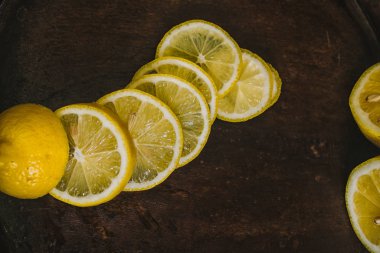 Koyu arkaplan limon dilimleri