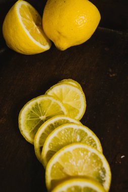 Koyu arkaplan limon dilimleri