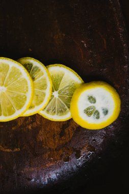Koyu arkaplan limon dilimleri