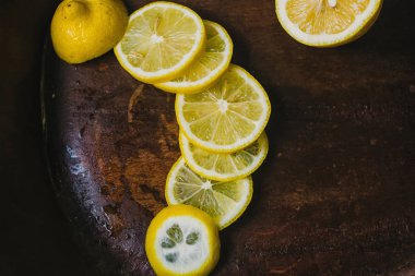 Koyu arkaplan limon dilimleri