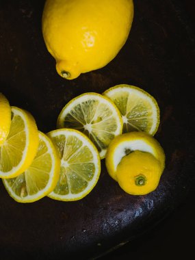 Koyu arkaplan limon dilimleri