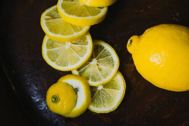 Koyu arkaplan limon dilimleri