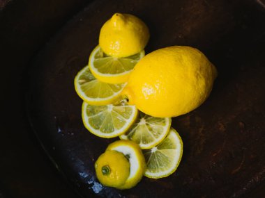 Koyu arkaplan limon dilimleri