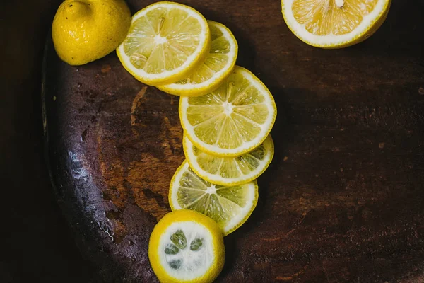 Koyu arkaplan limon dilimleri