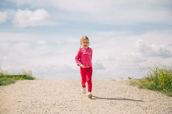 Gözlüklü kız koşuyor.