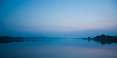 küçük kırsal gölde bir sessiz ve peaceul erken yaz gecesi