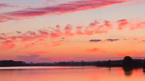 Ранние Ночи После Захода Солнца Большом Деревенском Озере Летом — стоковое фото