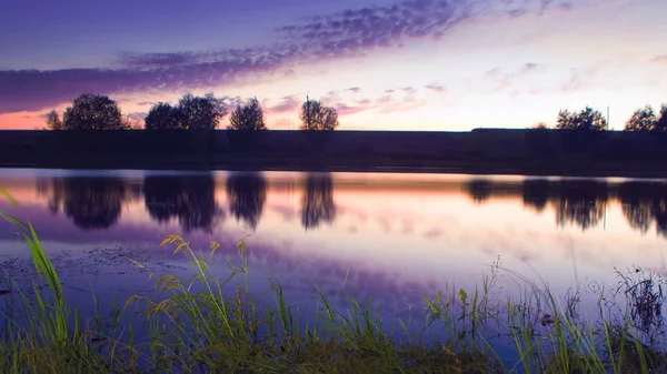 Vista Uma Pequena Lagoa Rural Início Ainda Quente Noite Verão — Fotografia de Stock