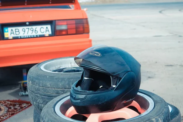 Fekete Racing Sisak Nyugszik Egy Halom Használt Gumik Vinnytsia Drift — Stock Fotó
