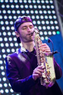 Volodymyr Lebedyev çalış saksafon, Arsen Mirzoyan rock grubu, canlı konser RoHS çeşme, Vinnitsa, Ukrayna, açılışında 29.04.2017, editoryal fotoğraf