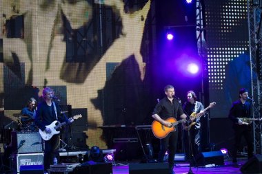 Arsen Mirzoyan kendi rock grubu ile canlı konser RoHS çeşme, Vinnitsa, Ukrayna, açılışında 29.04.2017, editoryal fotoğraf