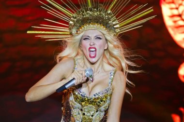 Olya Polyakova, Ukraynalı şarkıcı, duygusal bir şarkı söyler onun performansı sırasında Pobuzke, 15.07.2017, portre portre düzenleme fotoğraf