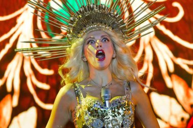Olya Polyakova, Ukraynalı şarkıcı, mikrofon onun performansı sırasında Pobuzke, onu sutyen dışarı haşhaş ile komik an 15.07.2017, portre portre düzenleme fotoğraf
