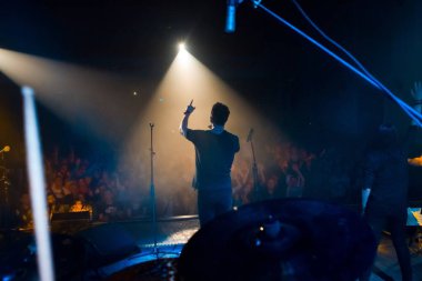Yevhen Tolochnyy, Ukraynalı şarkıcı pop-rock grubu Skryabin, arkadan görünüm Sahne Alanı'ndan izleyiciyle Andriy Kuzmenko tribute konserinde Vinnitsa, Ukrayna, 10.06.2016, portre düzenleme fotoğraf